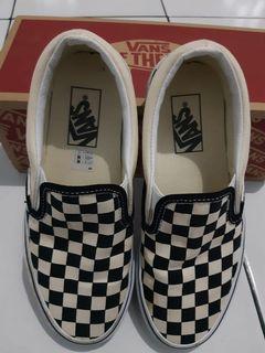 Vans slip on red, Fesyen Wanita, Sepatu 