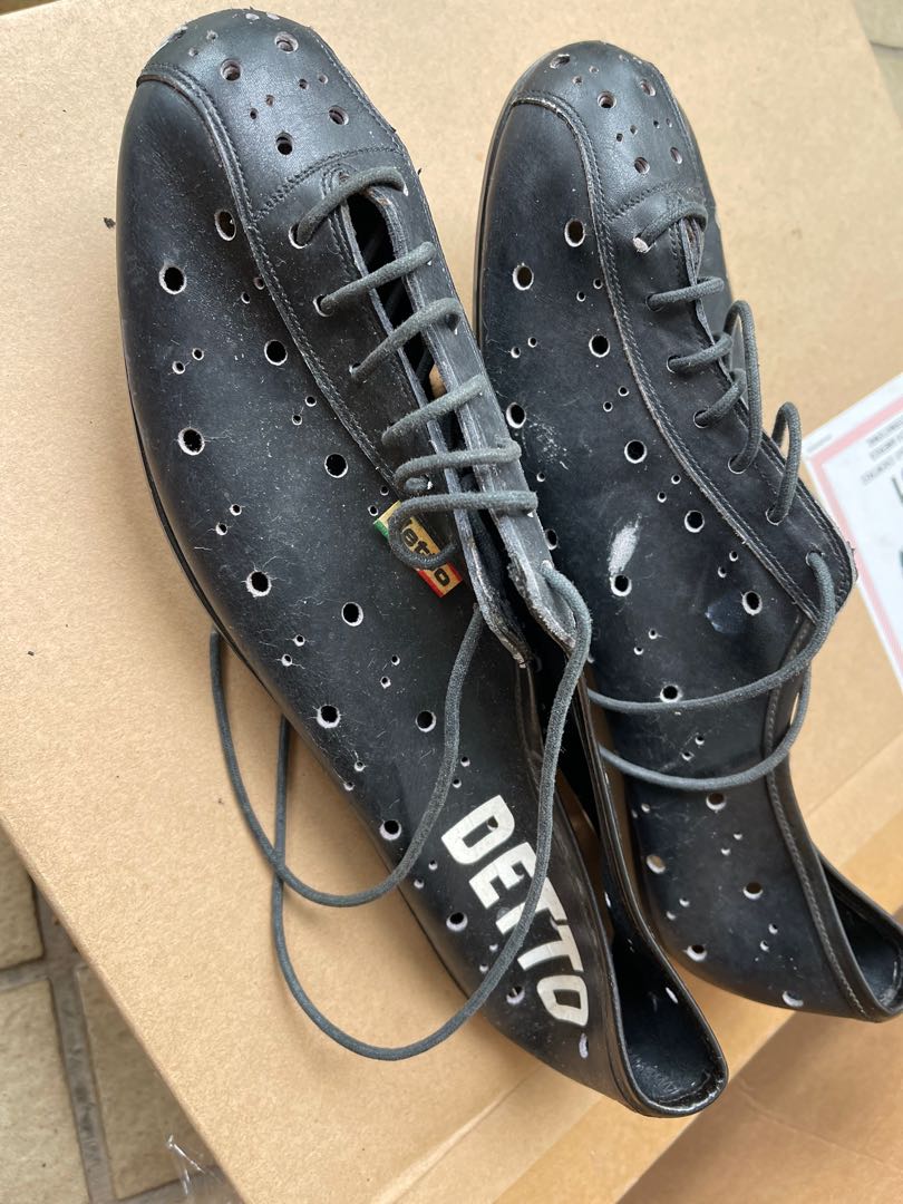 Vintage cycling shoes and clips Sports Equipment Bicycles
