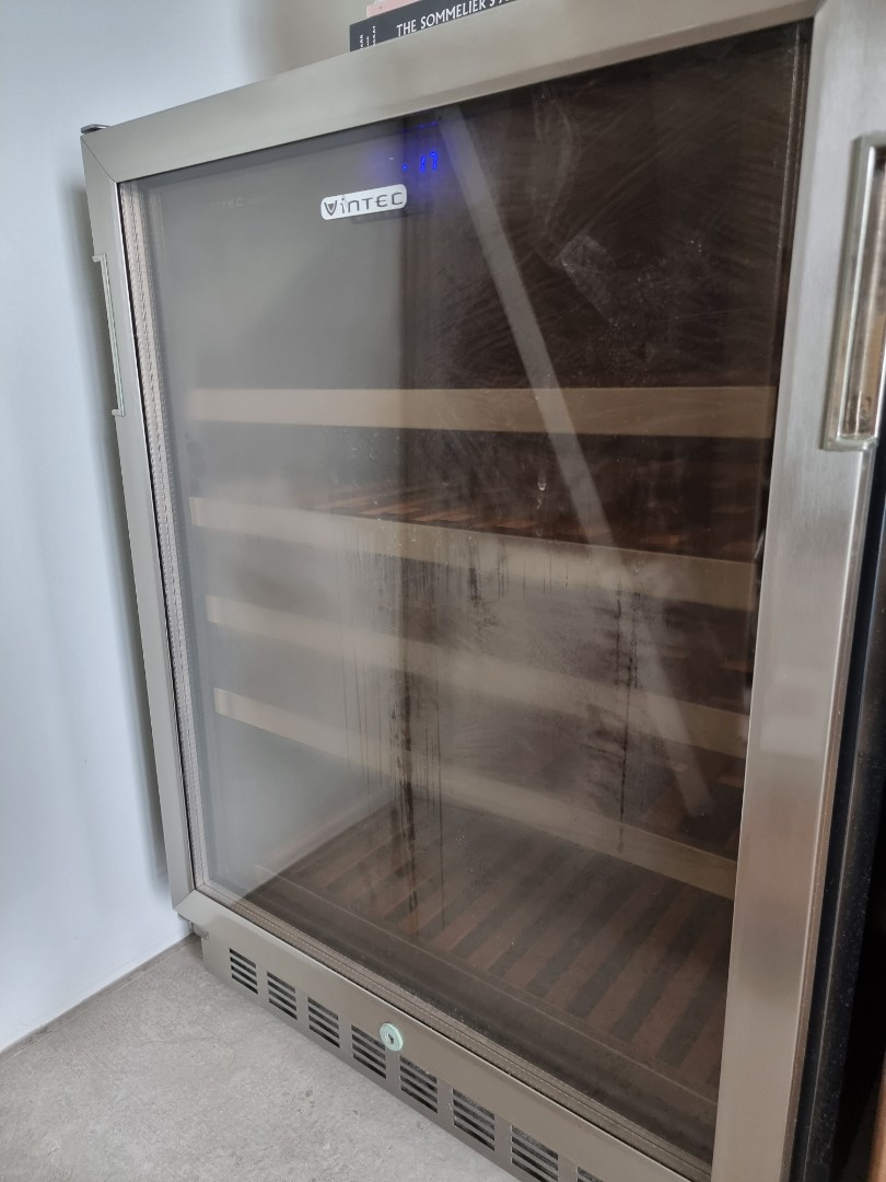 Vintec Wine Fridge (40 btls) V40SGRe, TV & Home Appliances, Kitchen