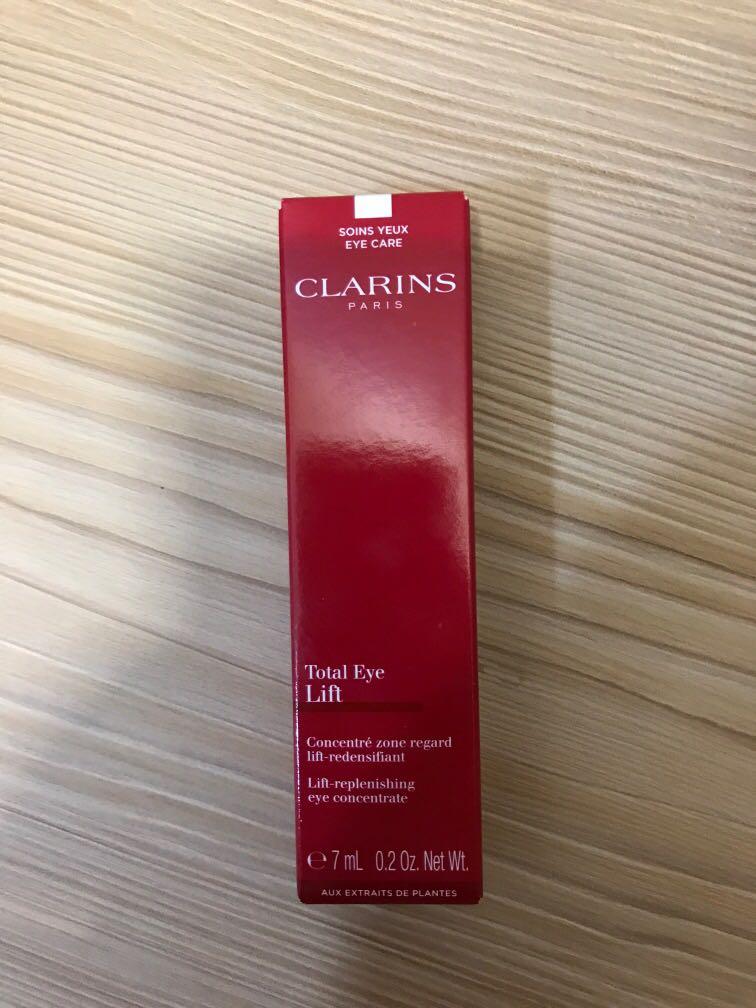 65% off Clarins total eye lift concentrate serum 7ml deluxe sample miniature (Category: Face Care) located in Singapore. Submitted by cosmeticsskincare (Listing ID 1160168741, Image 1). Description: Brand new 7ml Rtp 15 ml $110 Now $18 Exp 2024.