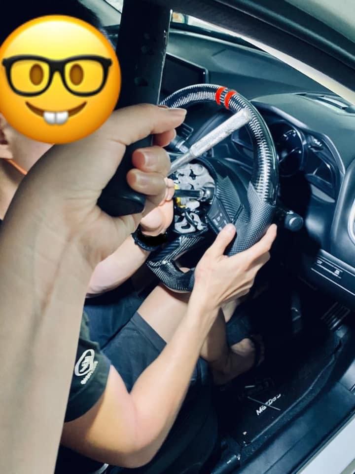 Steering wheel installation service carbon fiber steering wheel