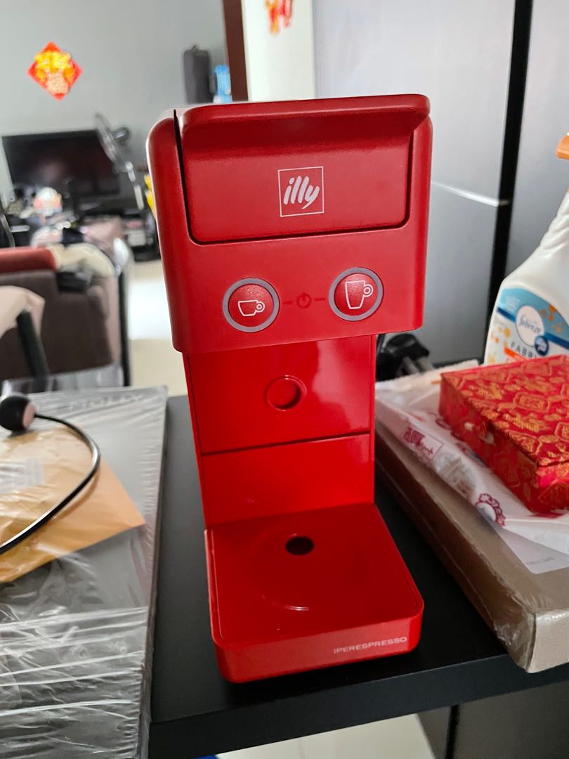 Illy Coffee machine with free capsules, TV & Home Appliances, Kitchen Appliances, Coffee