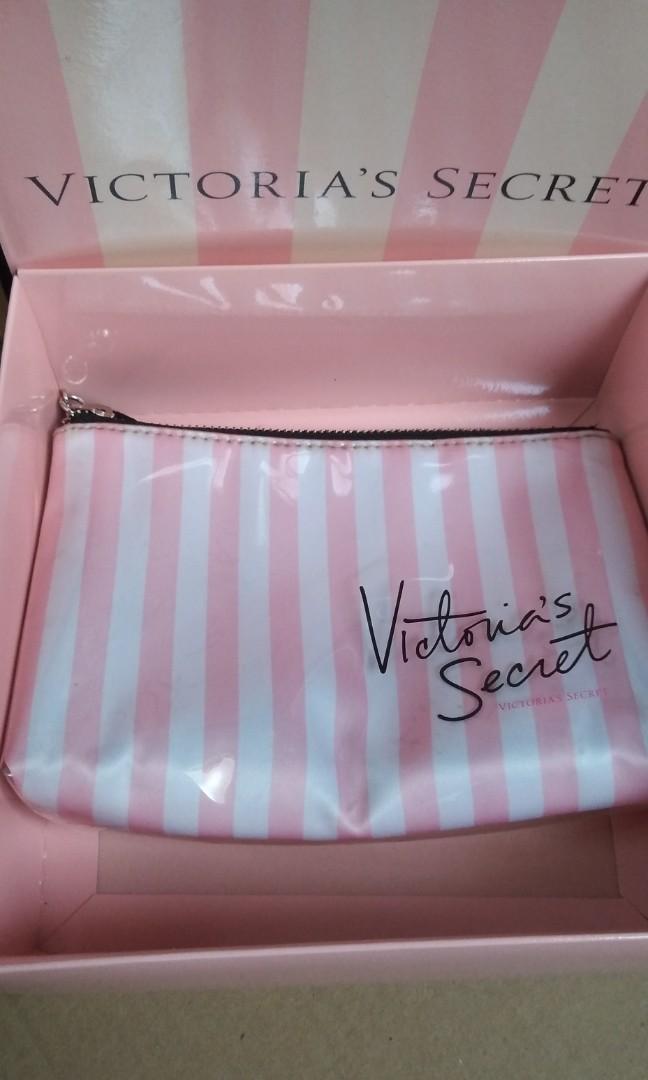 New Victoria's Secret pouch (Category: Purses & Pouches) located in Cavite. Submitted by arnie17 (Listing ID 1160137874, Image 1). Description: Orig from Las Vegas. Never been use just stored..