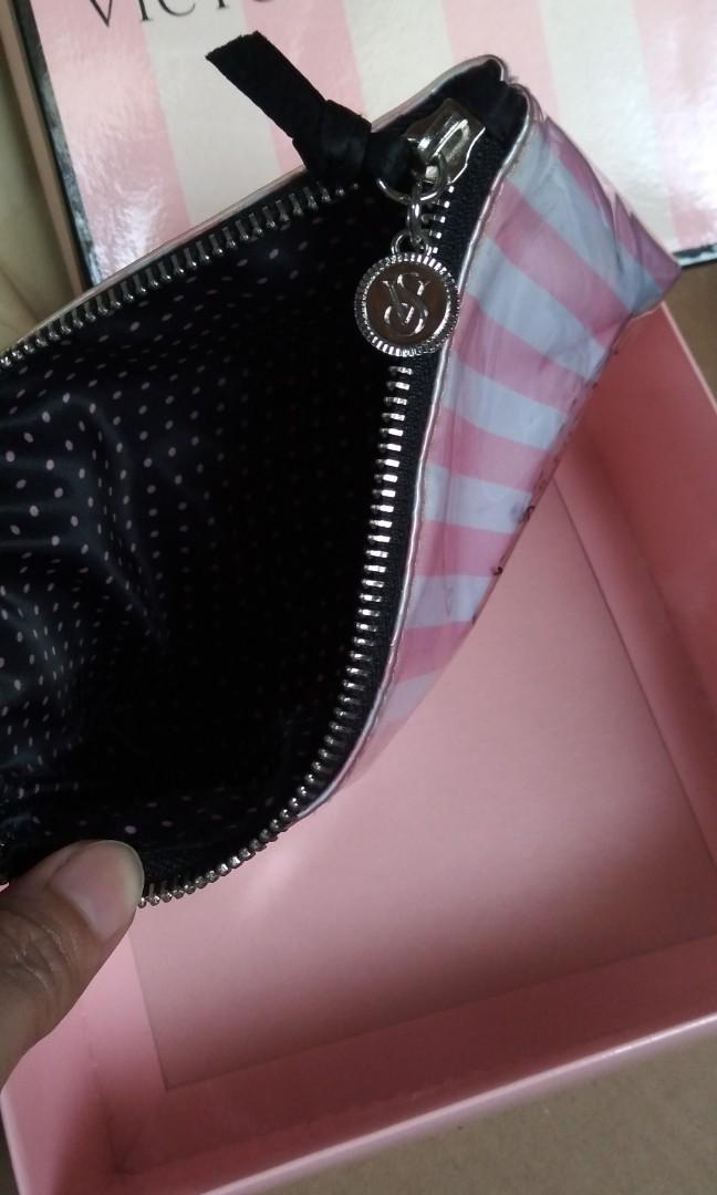 New Victoria's Secret pouch (Category: Purses & Pouches) located in Cavite. Submitted by arnie17 (Listing ID 1160137874, Image 2). Description: Orig from Las Vegas. Never been use just stored..