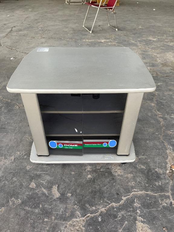 Small TV with 2 Glass Door / TV kecil dengan 2 Pintu