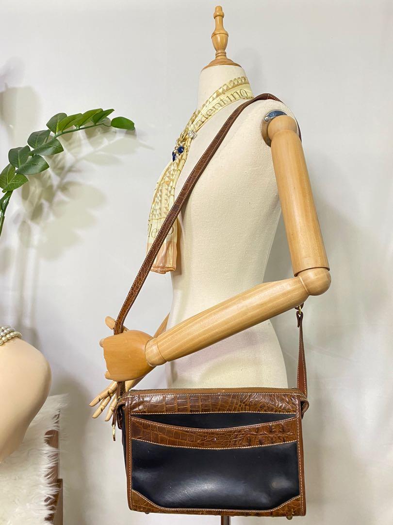 BRAHMIN BAG (Category: Luxury Bags & Wallets) located in Baguio. Submitted by manang_isang (Listing ID 1160304791, Image 1). Description: Brahmin tuscan leather bag Excellent condition needs polishing only With minimal white ink stain. (Removable) .
