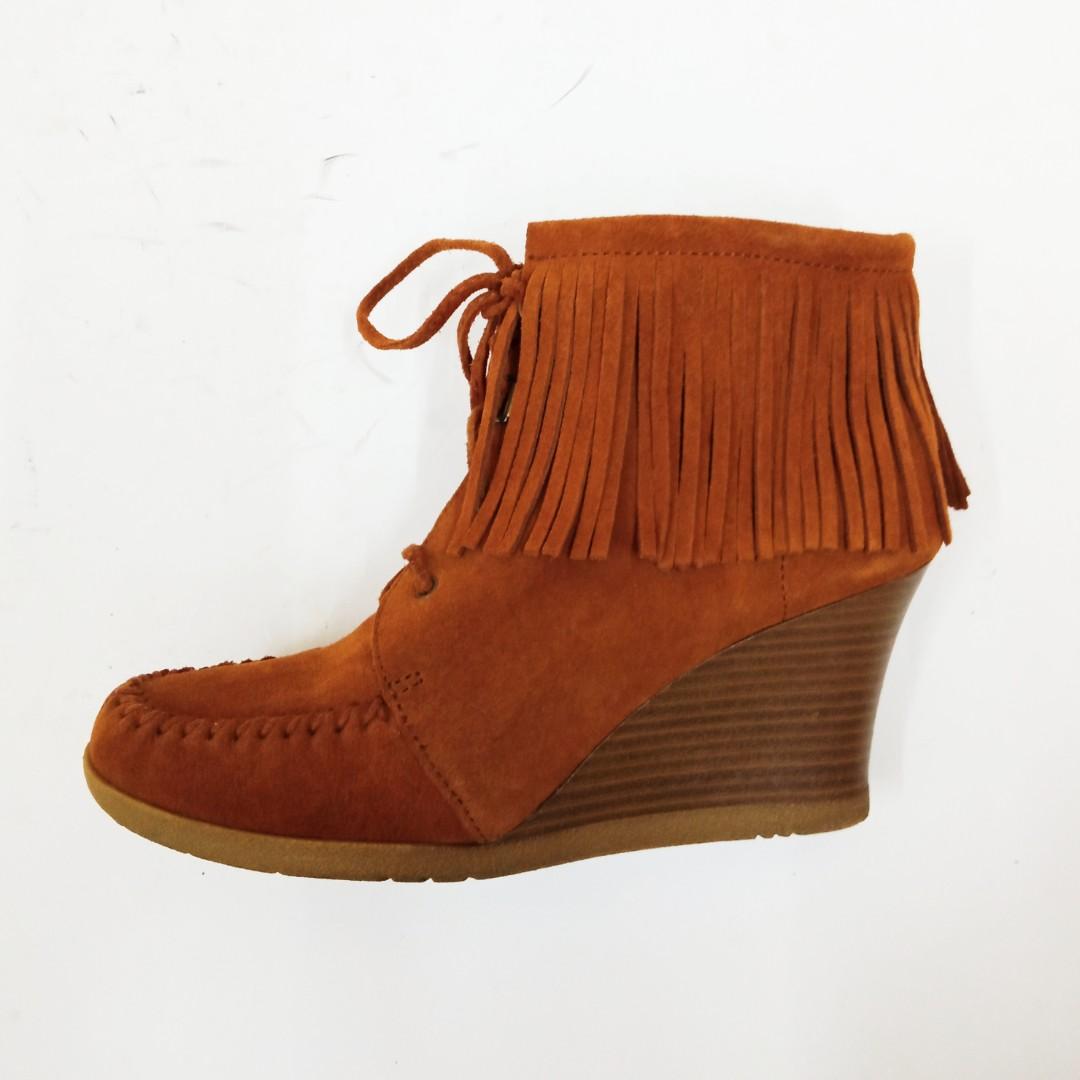 Minnetonka wedge fringe boots hot sale