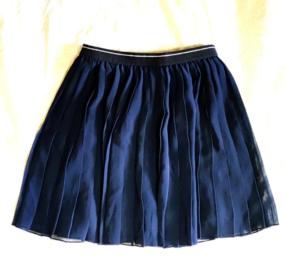 Uniqlo pleated skirt, Women's Fashion, Bottoms, Skirts on Carousell