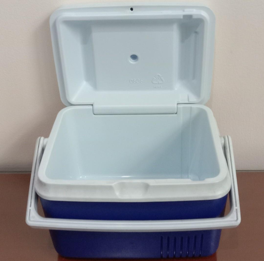 https://media.karousell.com/media/photos/products/2022/5/13/vintage_rubbermaid_navy_blue_p_1652451387_bd97a563_progressive.jpg