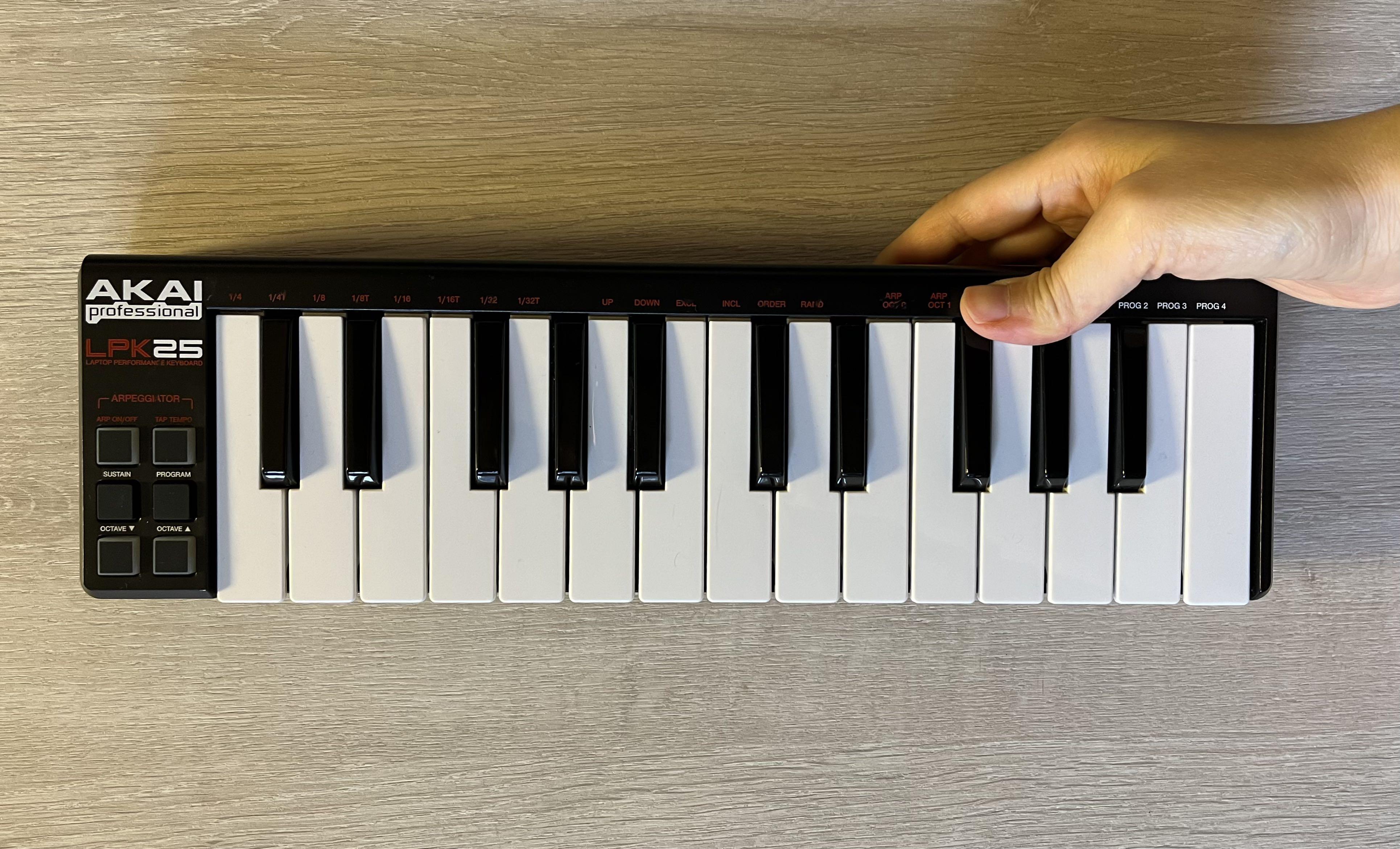 AKAI MIDI Keyboard Controler, 興趣及遊戲, 音樂、樂器 & 配件, 樂器 Carousell