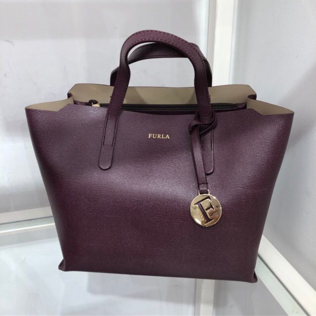 Sold at Auction: FURLA SALLY MEDIUM TOTE IN BURGUNDY LEATHER