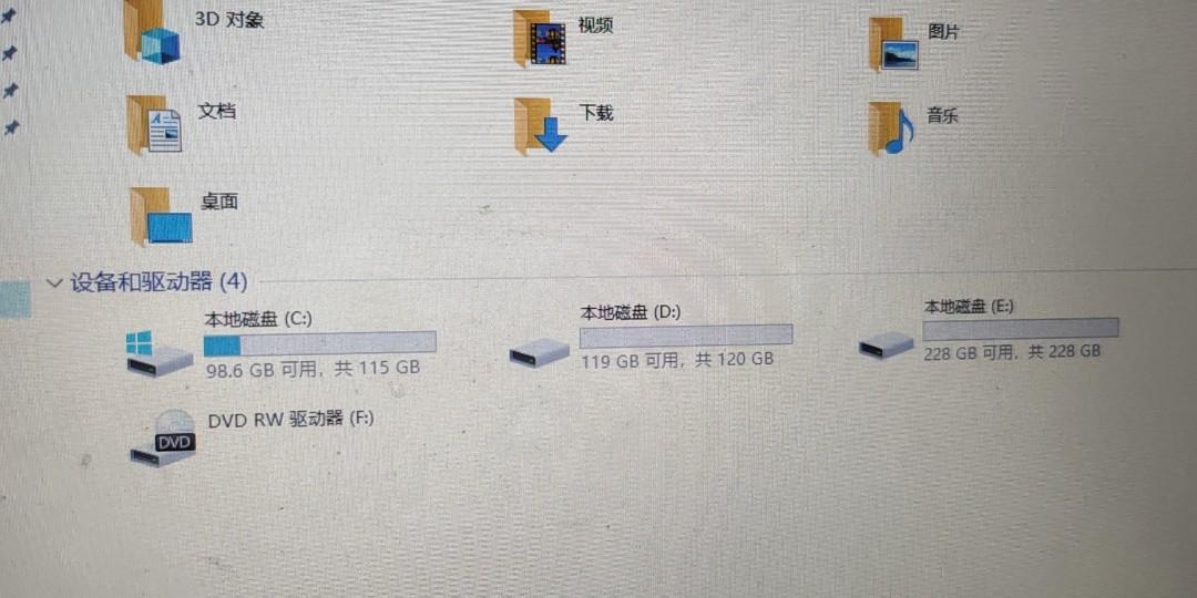 Old Computer (Category: Desktops) located in Singapore. Submitted by kaleido_ (Listing ID 1160478022, Image 2). Description: Bad condition. Very cheap..