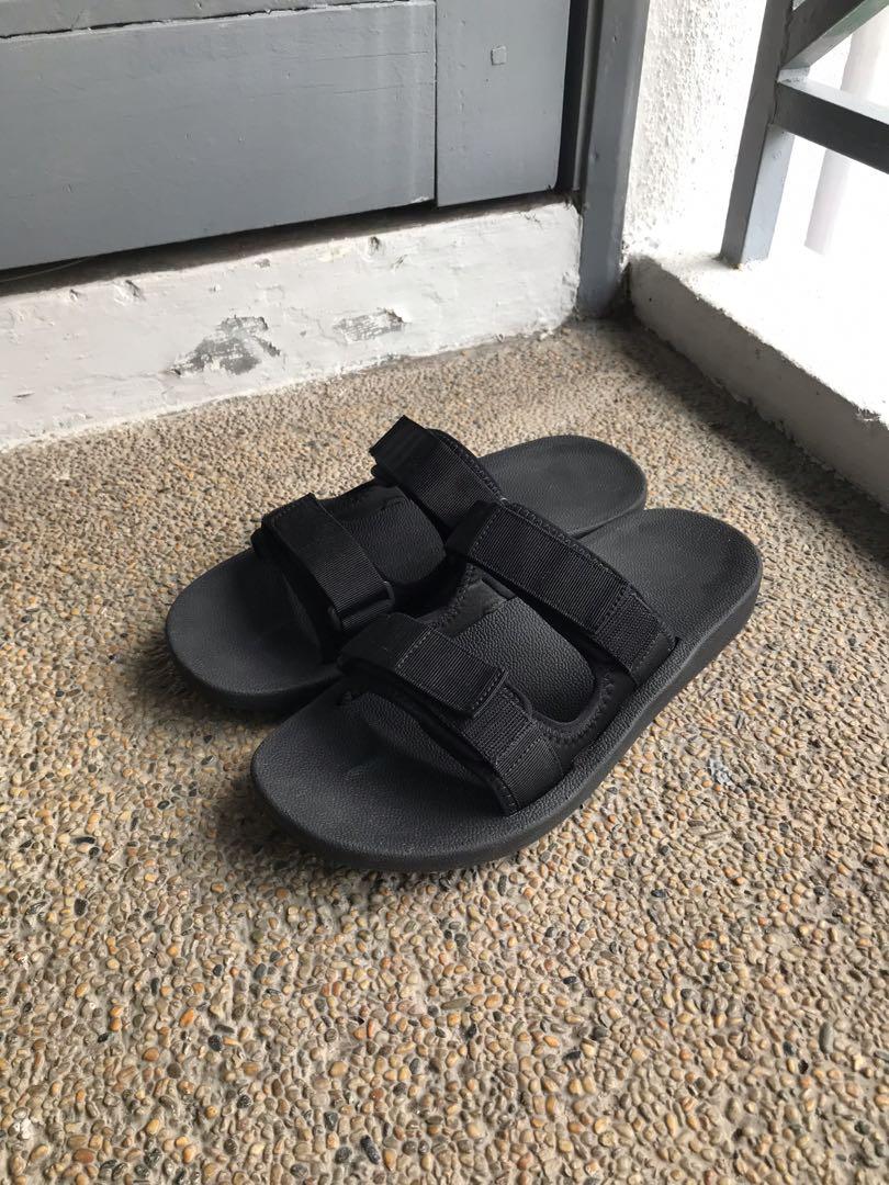 Uniqlo store mens slippers