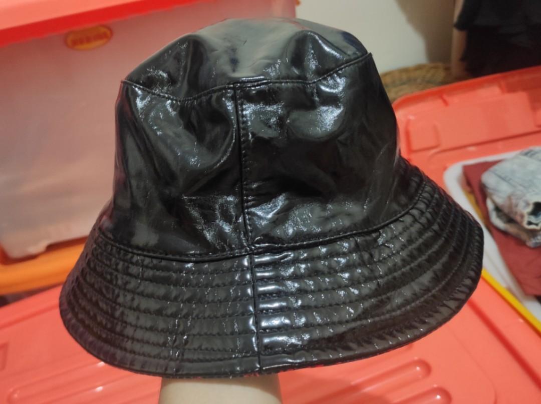 BERSHKA BUCKET HAT DRAGON BLACK, Fesyen 