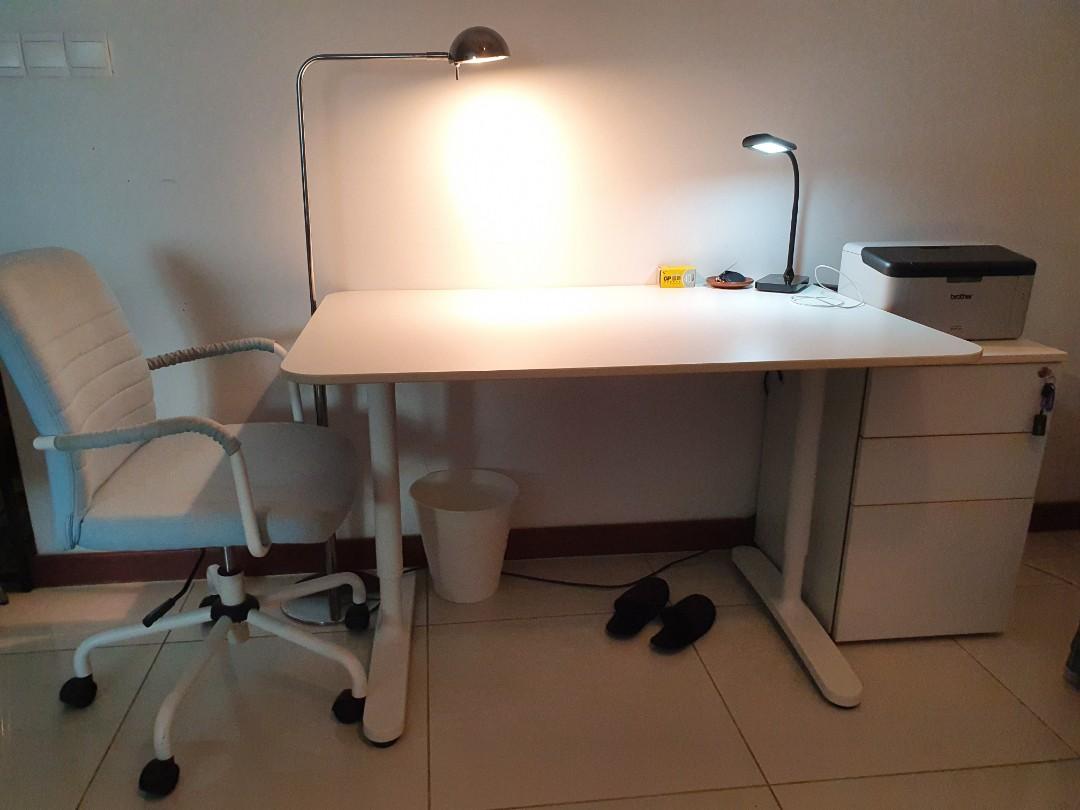 Bekant white shop desk