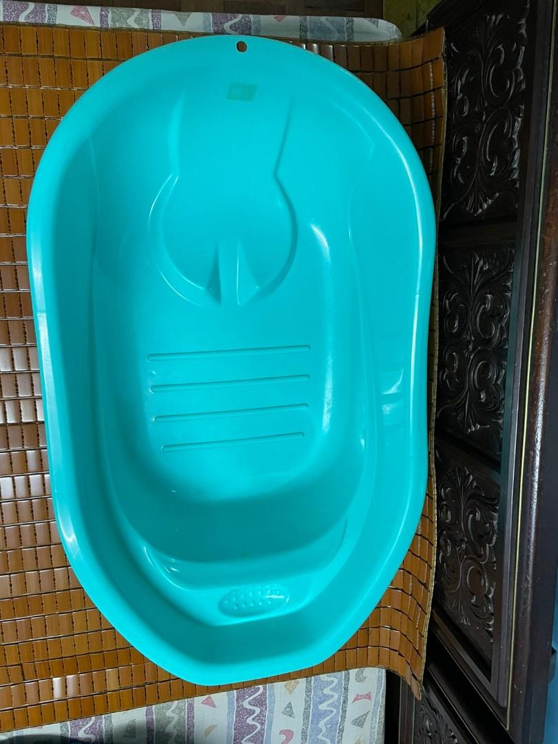 Preloved Bath Tub from Mom&Baby (Category: Bathtub & Bath Accessories) located in Manila. Submitted by mspurple_2019 (Listing ID 1160761594, Image 3). Description: Selling this preloved Bath Tub from Mom&Baby for Php199 only. For interested buyers, please message me..