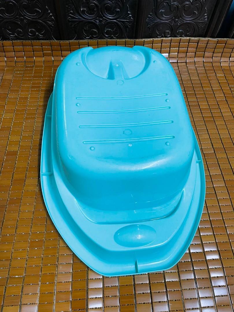 Preloved Bath Tub from Mom&Baby (Category: Bathtub & Bath Accessories) located in Manila. Submitted by mspurple_2019 (Listing ID 1160761594, Image 2). Description: Selling this preloved Bath Tub from Mom&Baby for Php199 only. For interested buyers, please message me..