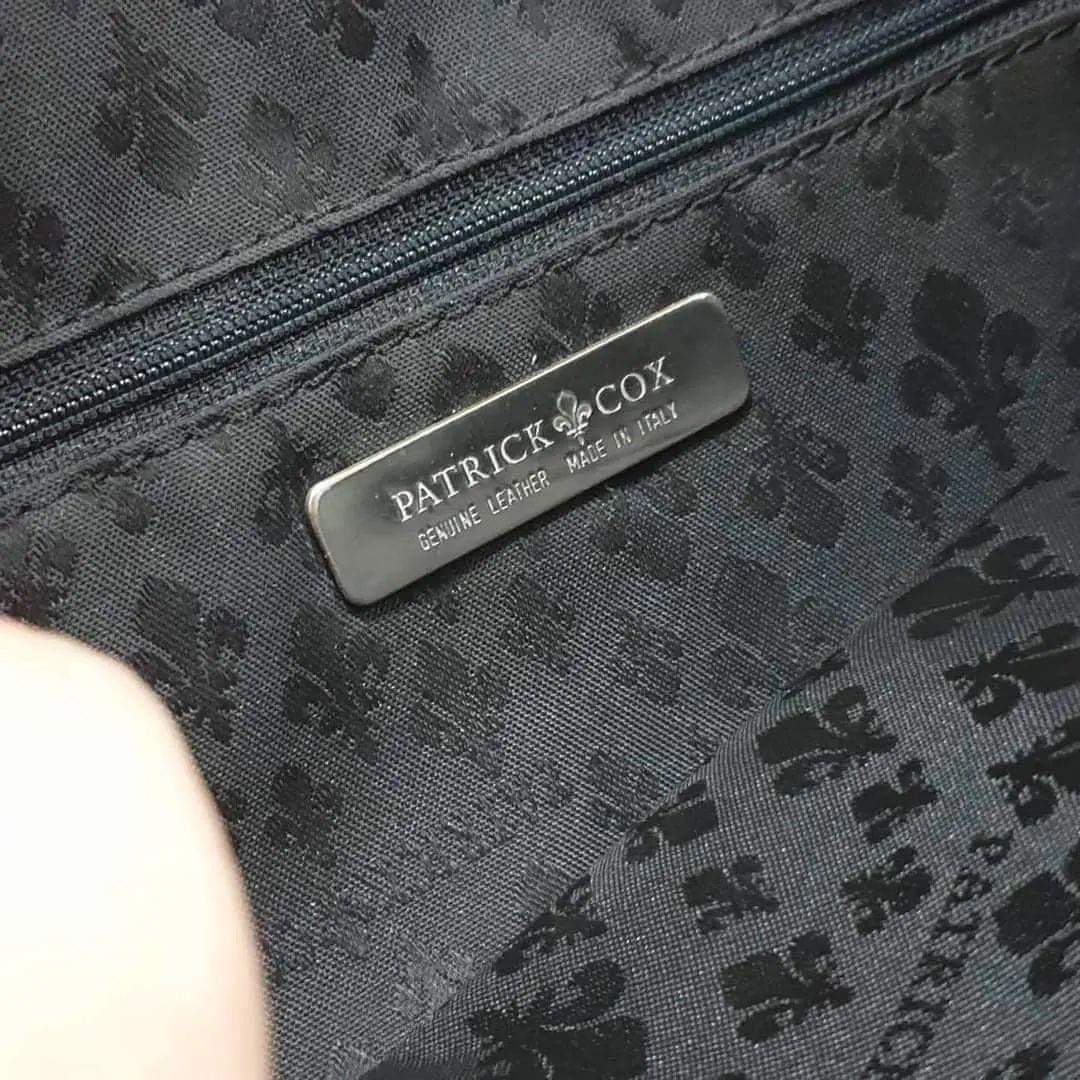 💯% Authentic PATRICK COX®️ Fleur-de-lis Monogram Messenger Bag | Made in 🇮🇹 ITALY (Category: Luxury Bags & Wallets) located in Mandaluyong City. Submitted by luxprelovedbagsparadise (Listing ID 1160917501, Image 3). Description: 💯% Authentic PATRICK COX®️ Fleur-de-lis Monogram Messenger Bag | Made in 🇮🇹 ITALY Patrick Cox is a British brand with a SOPHISTICATED design and beautiful functionality. The LOGO icon is the LILY “coat of arms” embl