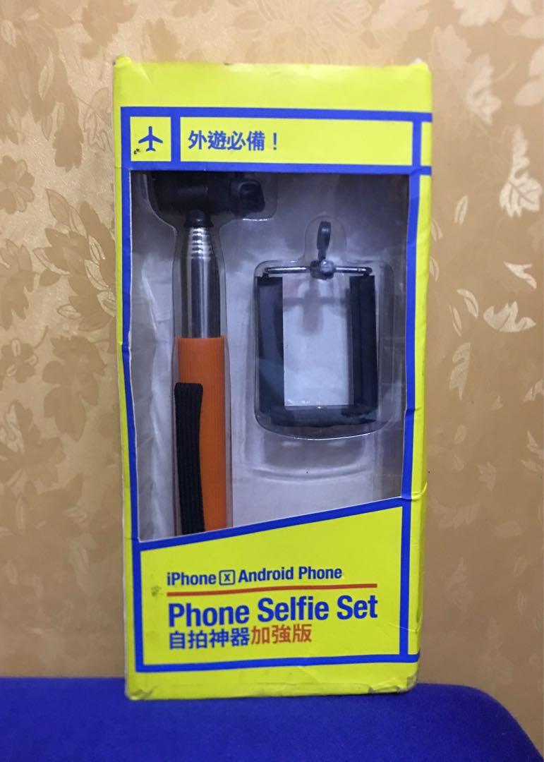 🧸 Selfie Stick 🧸 (Category: Mounts & Holders) located in Dasmarinas. Submitted by xavier_and_tracy (Listing ID 1160926050, Image 1). Description: 🧸 Selfie Stick 🧸 • Brand: (written in foreign character) • Condition: Brandnew • Inclusion: - Retractable Pole (stick) - Cellphone Bracket • Issue: - Dented Box - I am not sure if this needs a Bluetooth Shutter.