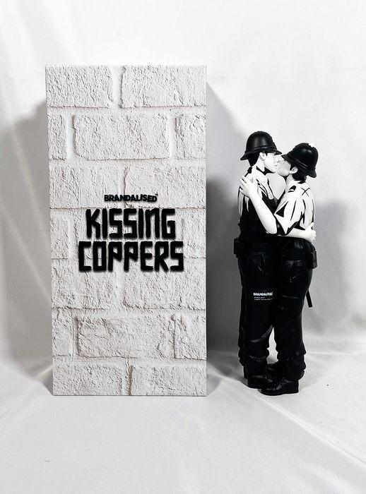 Banksy ／MIGHTY JAXX－ Kissing Coppers Banksy 全新art toy