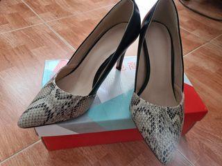 Black heel shoe