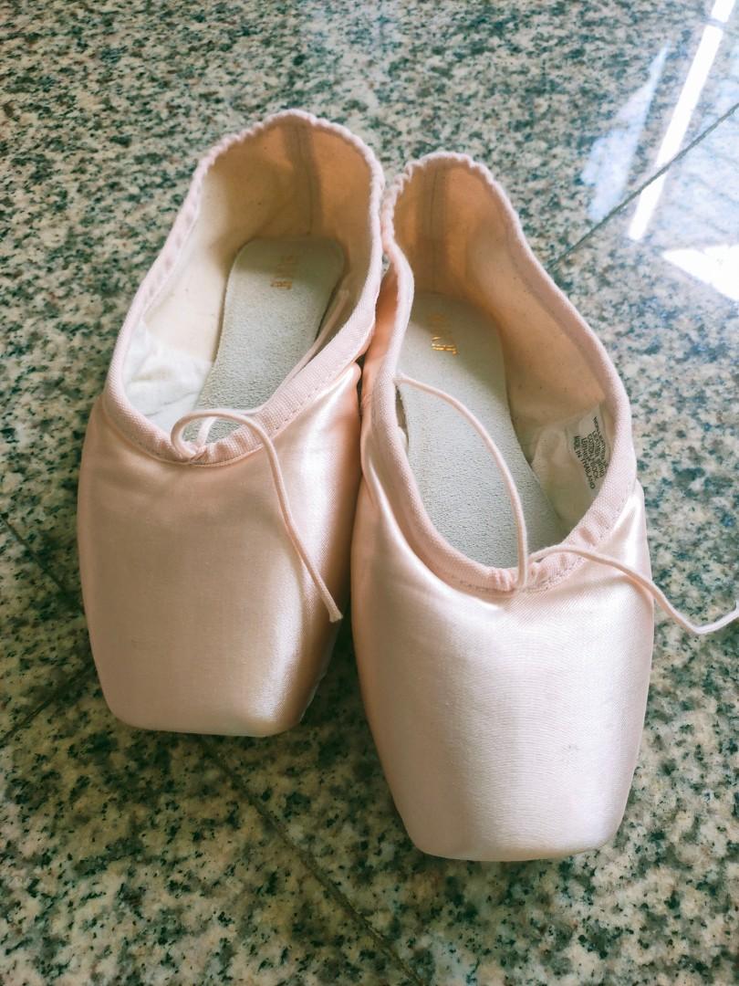 Bloch Hannah Ballet Pointe Shoes Women s Fashion Footwear Flats on Carousell