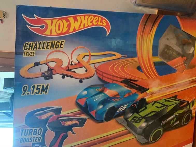 Hot wheels slot car track set (missing one piece), 興趣及遊戲, 玩具 & 遊戲類