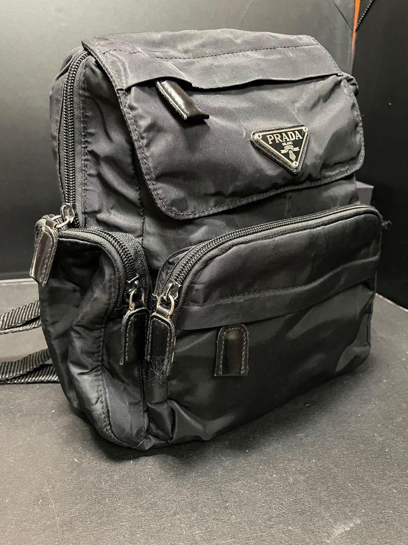 Prada Backpack （分類：手袋及銀包）位於 Hong Kong。 由 dominicftang 提交（商品編號 1161038604，圖片 1）。簡介： Size: 21cm W x 26cm H x 9cm D Color: Black。