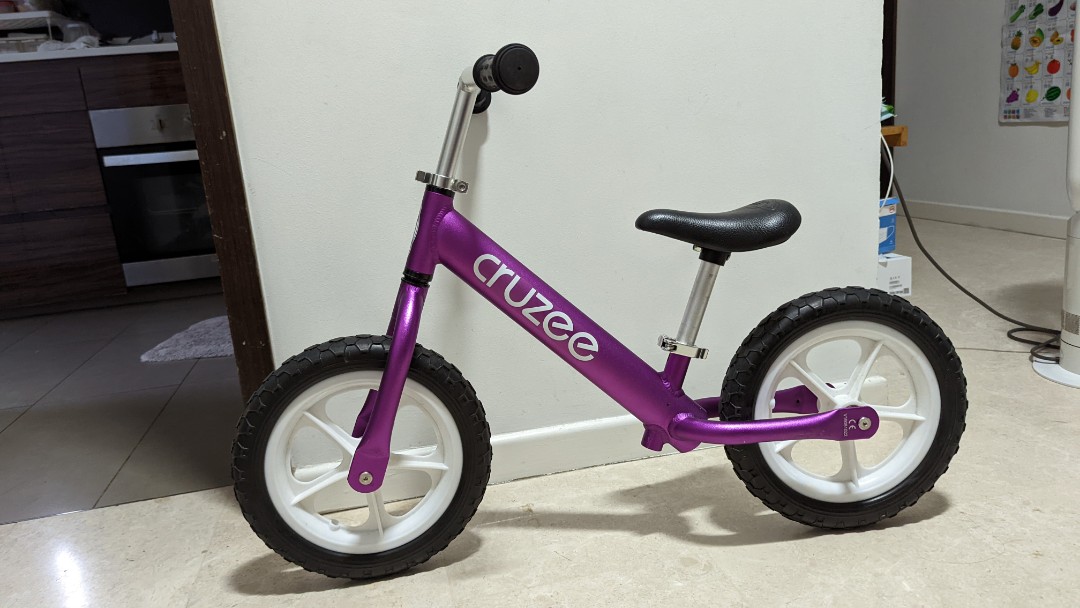 Purple Cruzee balance bike, Sports 