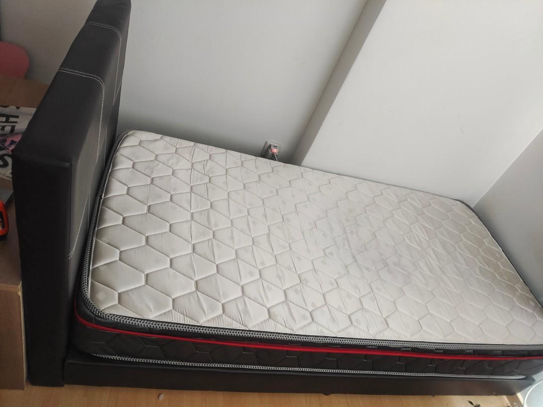 Single bed (Category: Bed Frames & Mattresses) located in Singapore. Submitted by rbox28 (Listing ID 1160880845, Image 3). Description: neg. like new no damage neg.