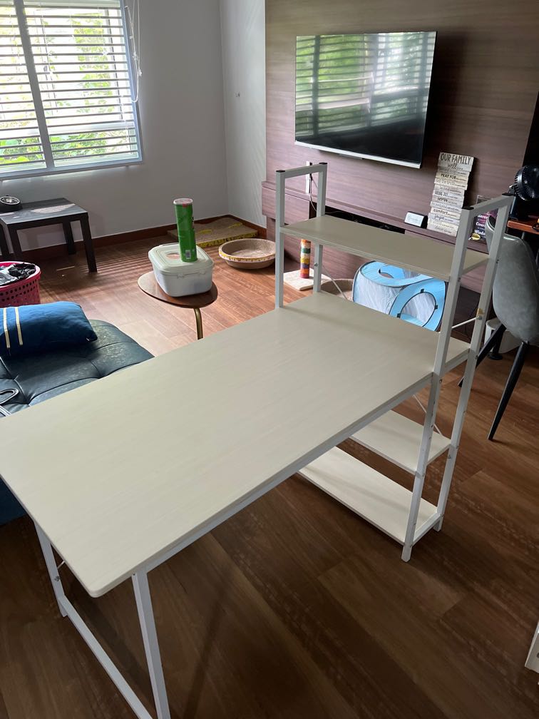 Joint outlet study table