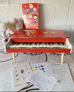 Vintage Collectible Snoopy and his friends Piano 29 Keys