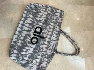 Alo yoga bag, Women's Fashion, Bags & Wallets, Tote Bags on Carousell