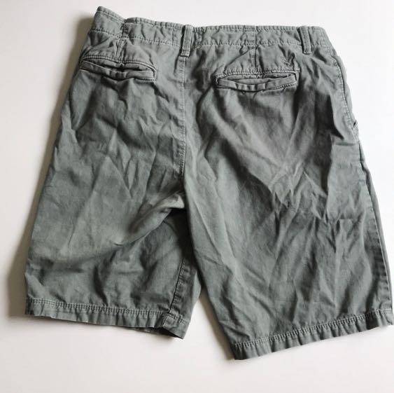 American Eagle Greenish Gray Shorts Size 30 (Category: Shorts) located in Bacoor. Submitted by forkandknife (Listing ID 1161155567, Image 2). Description: American Eagle Greenish Gray Shorts for sale! Only worn a couple times, In good condition although it has some minor and unnoticeable wear marks as pictured. Originally bought from the US! 🇺🇸 Measurements: Waist Size: Men’s 30 Leg Inseam: 9.5” Total Length/Waist to Bottom: 17” RFS: Declutteri