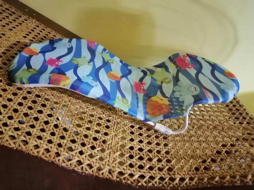 Bath Support and towel set (Category: Bathtub & Bath Accessories) located in Rizal. Submitted by Queen_LA_Emporium (Listing ID 1161096656, Image 1). Description: Preloved In good condition ( mall brand).