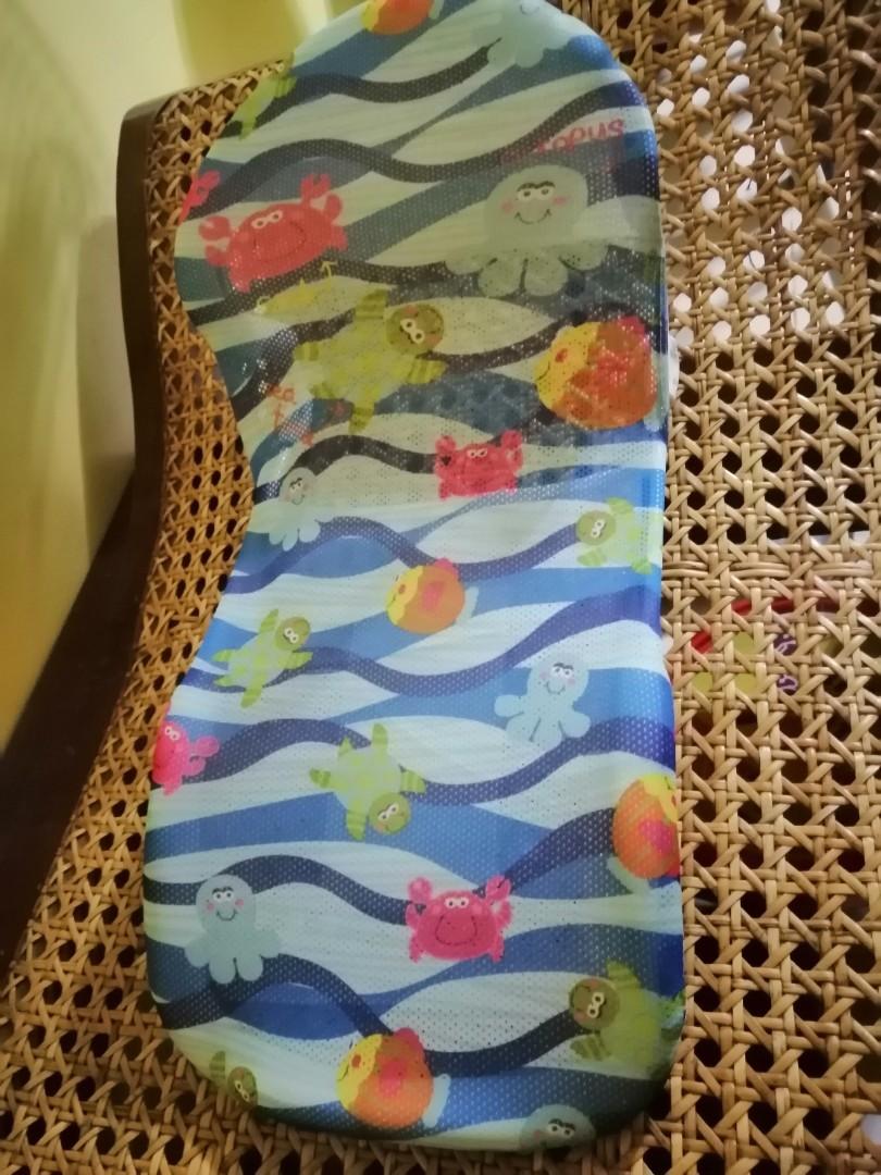 Bath Support and towel set (Category: Bathtub & Bath Accessories) located in Rizal. Submitted by Queen_LA_Emporium (Listing ID 1161096656, Image 3). Description: Preloved In good condition ( mall brand).