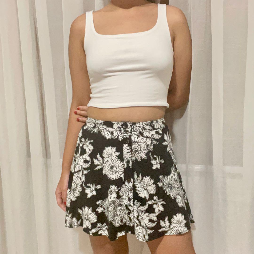 Black Floral Button Up Skirt (Category: Skirts) located in Cavite. Submitted by daniellethings (Listing ID 1161194799, Image 1). Description: ~ model’s waistline: 27” ~ model’s height: 5’2” ~ made of soft cotton fabric take note of the following: ☀︎︎ MOP is only via Gcash ☀︎︎ Courier used is Gogo Xpress.