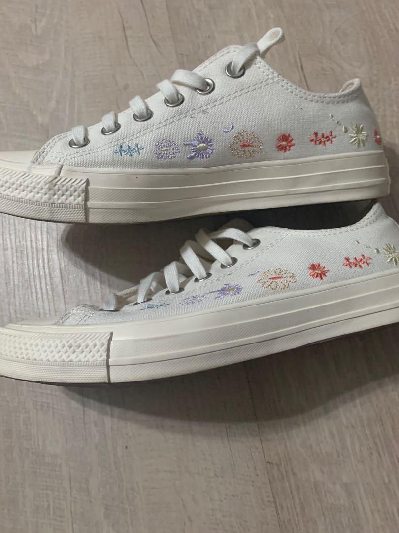 White converse sales with flowers