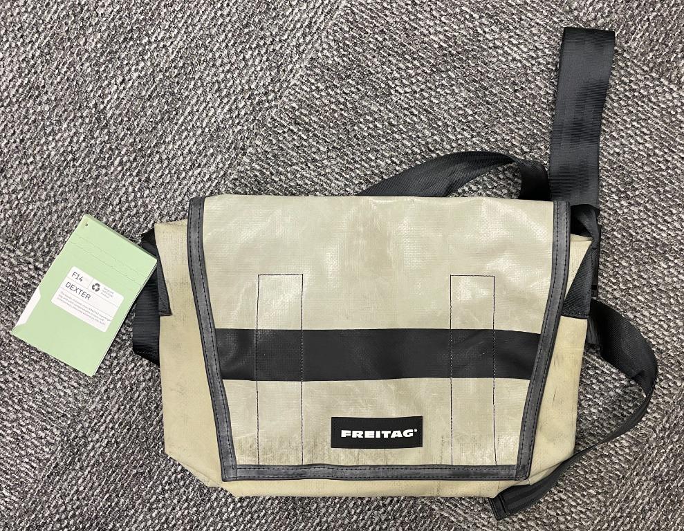 FREITAG F14 Dexter 潮人專屬環保包(white/black stripe), 男裝, 袋