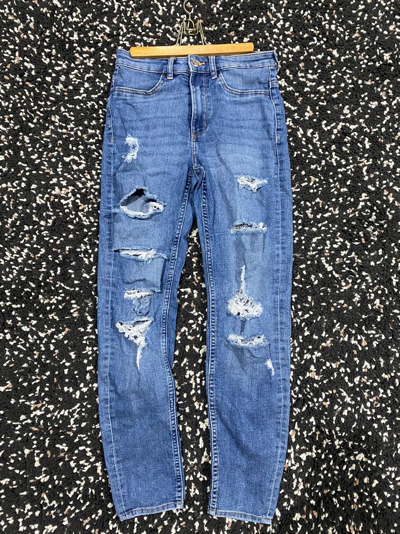 H&M ripped jeans, Women's Fashion, Bottoms, Jeans & Leggings on Carousell