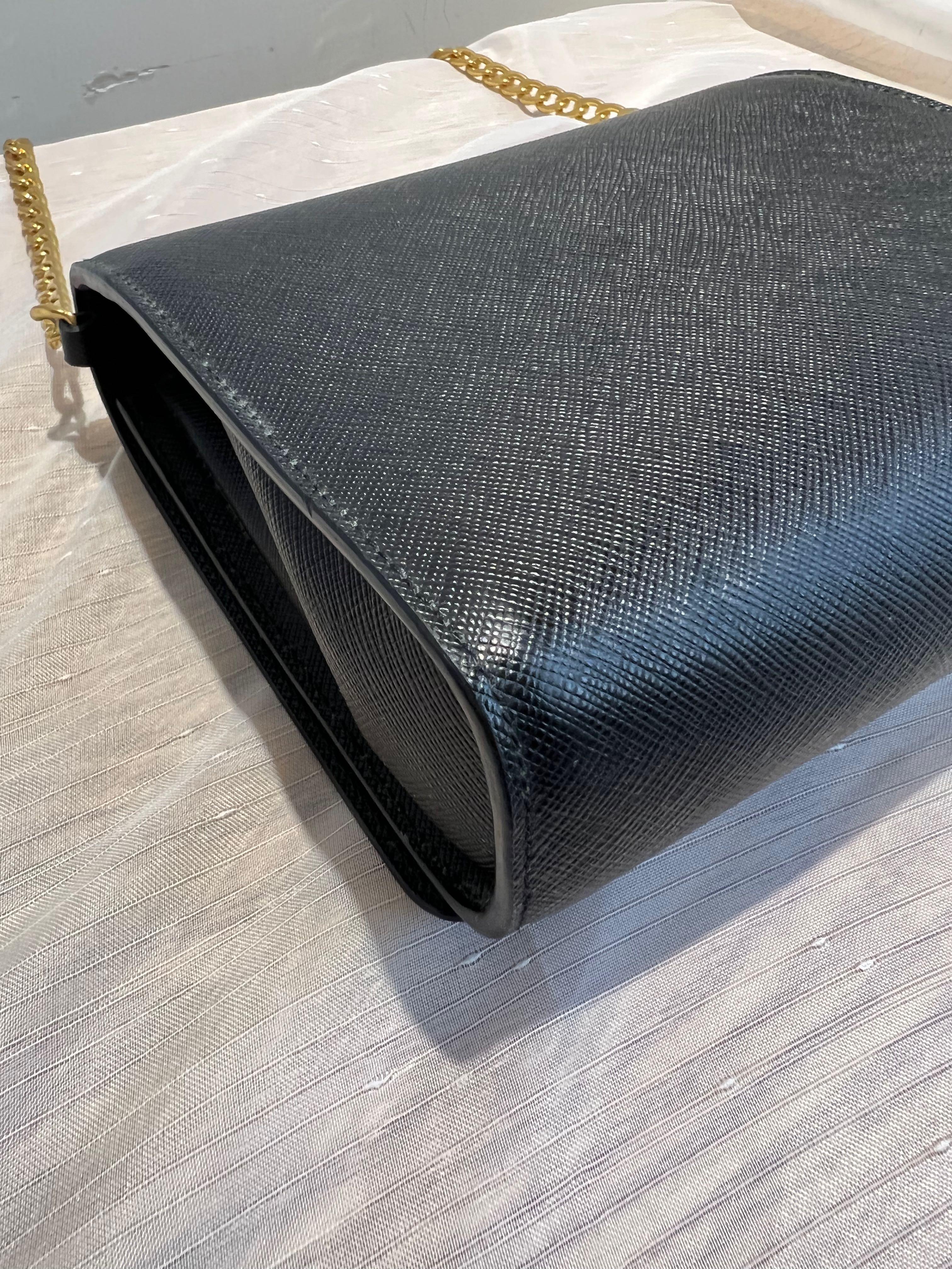 Prada （分類：手袋及銀包）位於 Hong Kong。 由 1katkat 提交（商品編號 1161145656，圖片 3）。簡介： Prada 黑金斜孭袋 100% real,90%new 4角無磨損, 有塵袋, 可面交,綠色地鐵沿線。
