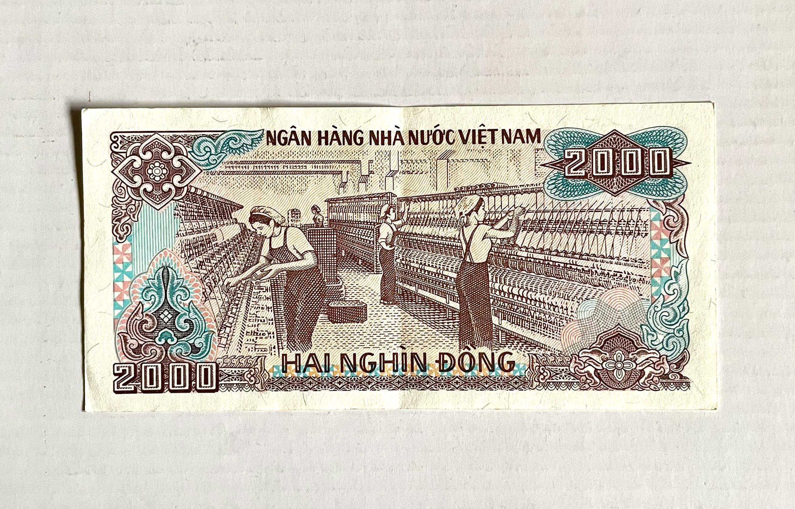 vintage-1988-vietnamese-hai-nghin-dong-2000-dong-banknote-currency