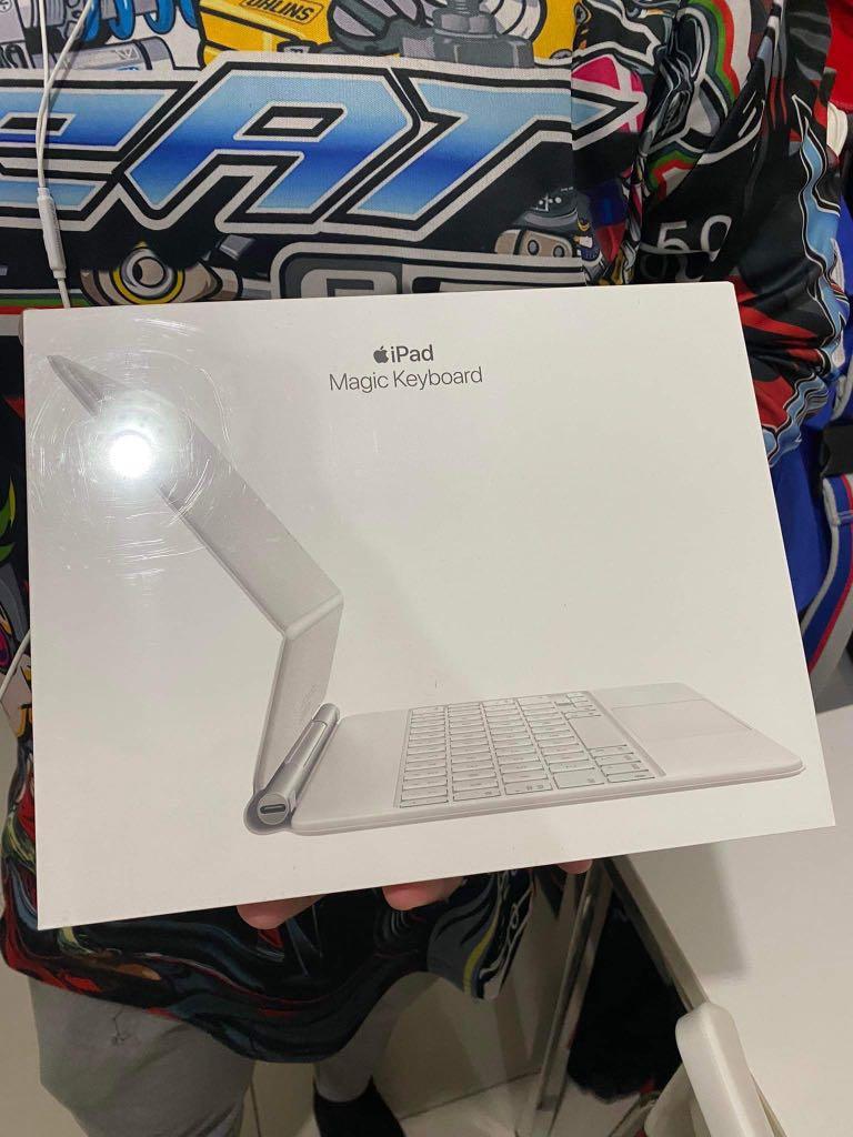 Magic Keyboard White 11inch (Category: Computer Keyboard) located in Quezon City. Submitted by madamsgadgetsshop (Listing ID 1161261388, Image 1). Description: Brandnew Sealed 1 year apple warranty Available also Black.