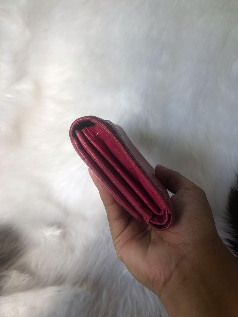 Originam Mcm Wallet Turnable screw and etiketa (Category: Wallets & Card holders) located in Silang. Submitted by saveenshop (Listing ID 1161245669, Image 3). Description: With minimal sign of use but still in good condition.