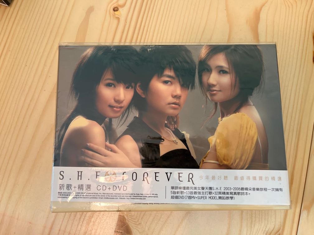 S.H.E. 《Forever 新歌+精選》, 興趣及遊戲, 音樂、樂器 & 配件, 音樂與媒體 CD 及 DVD Carousell