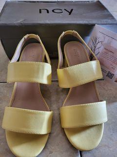Yellow shoes heels
