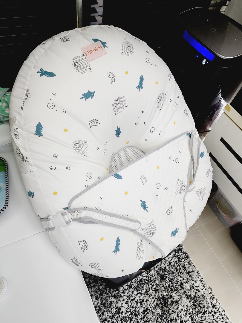 Anti reflux pillow / lounger for babies., Babies & Kids, Baby Nursery