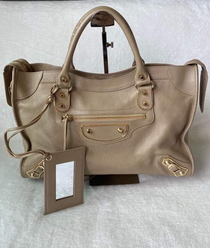 Balenciaga Regular City Metallic Edge (Category: Luxury Bags & Wallets) located in Manila. Submitted by bagislifeshop (Listing ID 1161509118, Image 2). Description: ▪️Balenciaga regular city metallic edge▪️ ☑️Available in Manila ✅Colour: Beige in GHW ✅Condition: 8.8/10 ✅Material: Goatskin leather ✅Inclusion: dust bag, cards, long strap, mirror and leather swatch..
