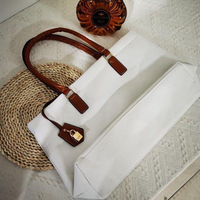 Celine tote bag brand new (Category: Luxury Bags & Wallets) located in Caloocan City. Submitted by BeaLops (Listing ID 1161598814, Image 2). Description: .
