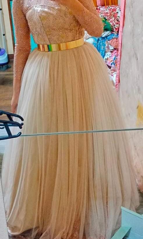Champagne long trail flowy wedding gown (Category: Evening dresses & gowns) located in Caloocan City. Submitted by anglla21 (Listing ID 1161525071, Image 3). Description: Super long trail champagne wedding gown, super lakas maka barbie, without petticoat sya nung sinuot ko kasi gusto ko flowy lang, pero super ganda nya lalo pag merong petticoat 😍 inclusions: Box, veil, petticoat, complete accessories. original price: 15k, custom made Size: recom